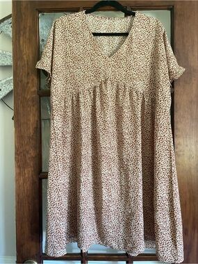 SHEIN Cream Short-Sleeve V-Neck Swing Tunic with Rust Floral Dot
